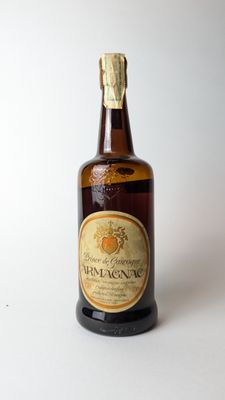 une bouteille de vin posée sur une table