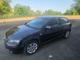 la photo d'une voiture noire garée dans un parking