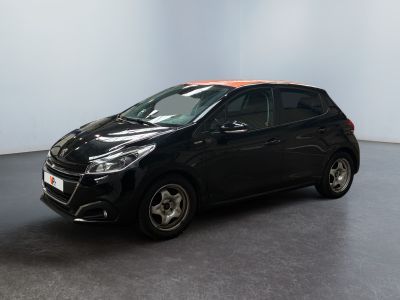 la petite voiture noire est garée dans une grande pièce
