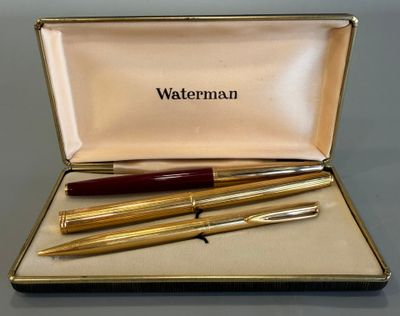 deux stylos à plume et un stylo dans un étui posé sur une table