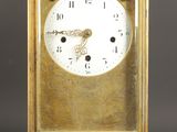 une horloge en or posée sur une table