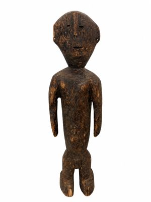 une image représentant une statue en bois d'une personne avec un visage et des bras