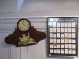 une horloge accrochée au mur, à côté d'un calendrier accroché au mur