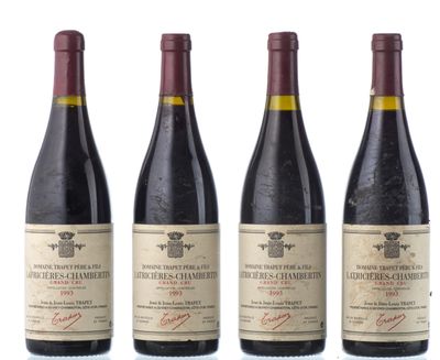 trois bouteilles de vin sont alignées sur une surface blanche
