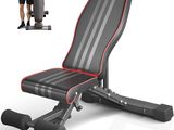 un homme debout à côté d'un banc de musculation noir et rouge
