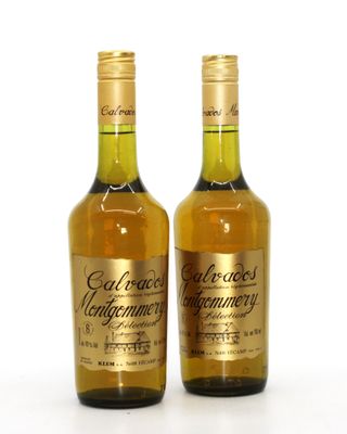deux bouteilles de vin posées l'une à côté de l'autre sur une surface blanche