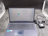 un ordinateur portable posé sur une table avec une souris