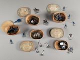 beaucoup de petits soldats de plomb qui se trouvent dans un bol