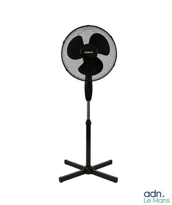 une image représentant un ventilateur noir posé sur un support métallique