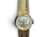 l'image d'une montre-bracelet de femme entourée d'une chaîne