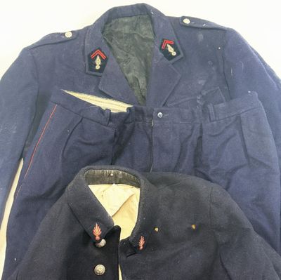 une photo montrant deux uniformes militaires posés sur une table