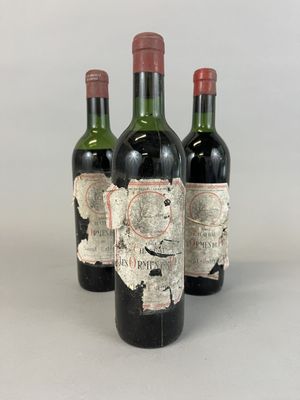 trois bouteilles de vin sur lesquelles figure une carte au dos