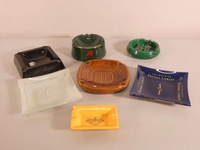 de nombreux types de cigarettes et de cendriers sur la table