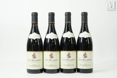 six bouteilles de vin sont alignées sur une surface blanche