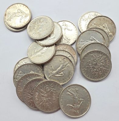 beaucoup de pièces qui sont sur la table