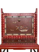 Cabinet de lettré en bois laqué rouge à porte unique et tiro… (photo 2)