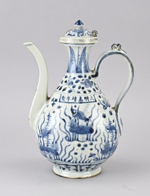 une théière bleue et blanche ornée d'un oiseau
