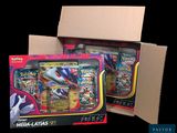 Deux boîtes de cartes Pokémon sont ouvertes sur un fond noir.
