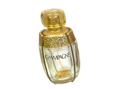 flacon de parfum sur fond blanc avec un fond blanc