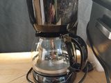 une cafetière et un grille-pain posés sur une table