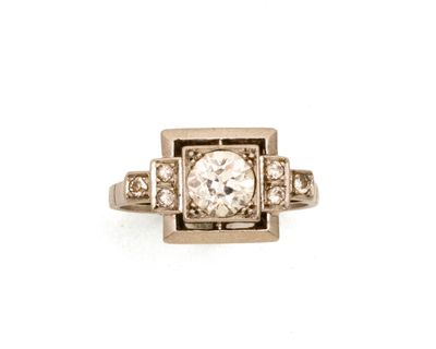 une image d'une bague en diamant sur fond blanc