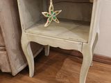 une petite table en bois sur laquelle est posée une décoration en forme d'étoile