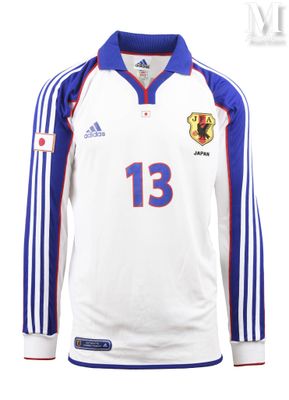 un maillot de football blanc et bleu portant le numéro 13