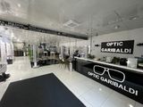un magasin avec une enseigne en noir et blanc sur la façade