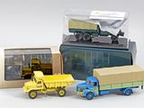 trois camions jouets assis l'un à côté de l'autre