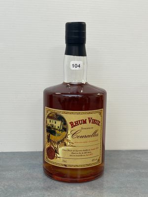 une bouteille de vin au rhum posée sur un comptoir