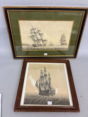 deux photos de bateaux encadrées, exposées dans un cadre en bois