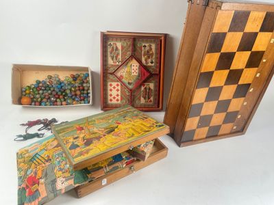 une boîte en bois contenant un échiquier