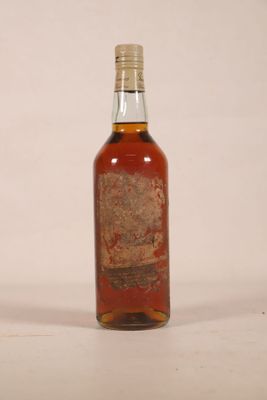 une bouteille de whisky posée sur une surface blanche