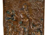 une plaque en bronze représentant un homme et une femme dans une forêt