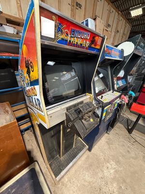 beaucoup de vieilles consoles de jeux vidéo dans un garage
