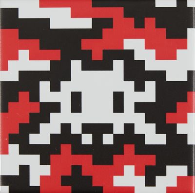 Invader (né en 1969) Camo space tile rouge noir et blanc 202…