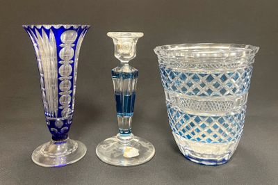 trois vases en verre posés l'un à côté de l'autre sur une table