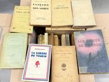 Plusieurs livres sont empilés les uns sur les autres dans une boîte en carton