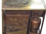 un petit meuble en bois surmonté d'un vase