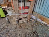 une caisse en bois posée par terre, sur laquelle se trouvent des outils