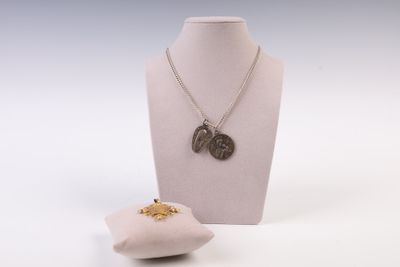 un collier et un oreiller posés sur un présentoir pour mannequin