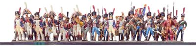 de nombreuses figurines de différentes couleurs et tailles sont exposées