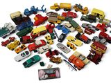 de nombreux modèles différents de petites voitures et de camions sur cette surface blanche