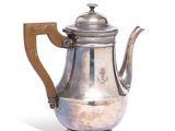 une théière en argent avec une anse en bois sur fond blanc