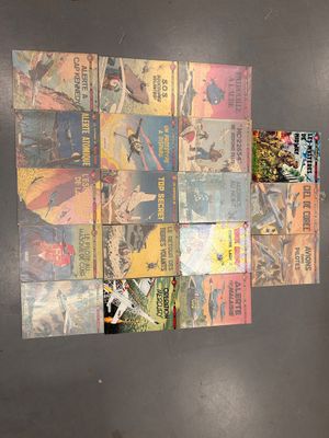 il y a beaucoup de bandes dessinées accrochées au mur dans la pièce