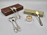 plusieurs articles d'argenterie, notamment une cuillère, une fourchette et un repose-cuillère
