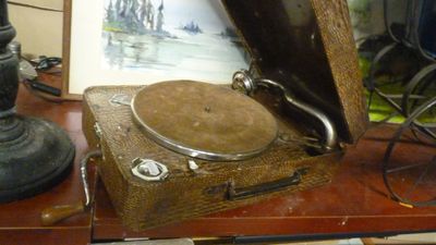 un vieux tourne-disque posé sur une table à côté d'une lampe