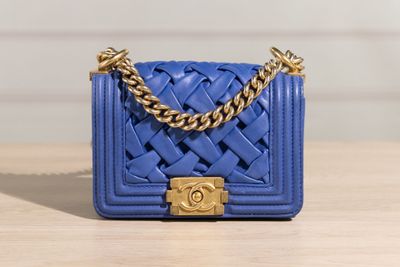 CHANEL - Mini sac "Boy" en cuir bleu tressé, froncé, plié et…