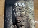 le livre est posé sur la table, devant une vitrine