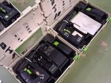 deux caisses ouvertes contenant du matériel électronique posées sur une table